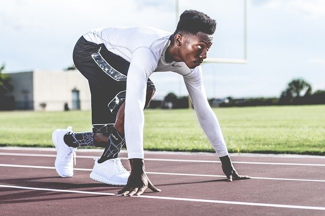 Atleta Profissional Negro Cabelo Crespo Bonito Vestindo Roupas Esportivas Se Preparando para correr