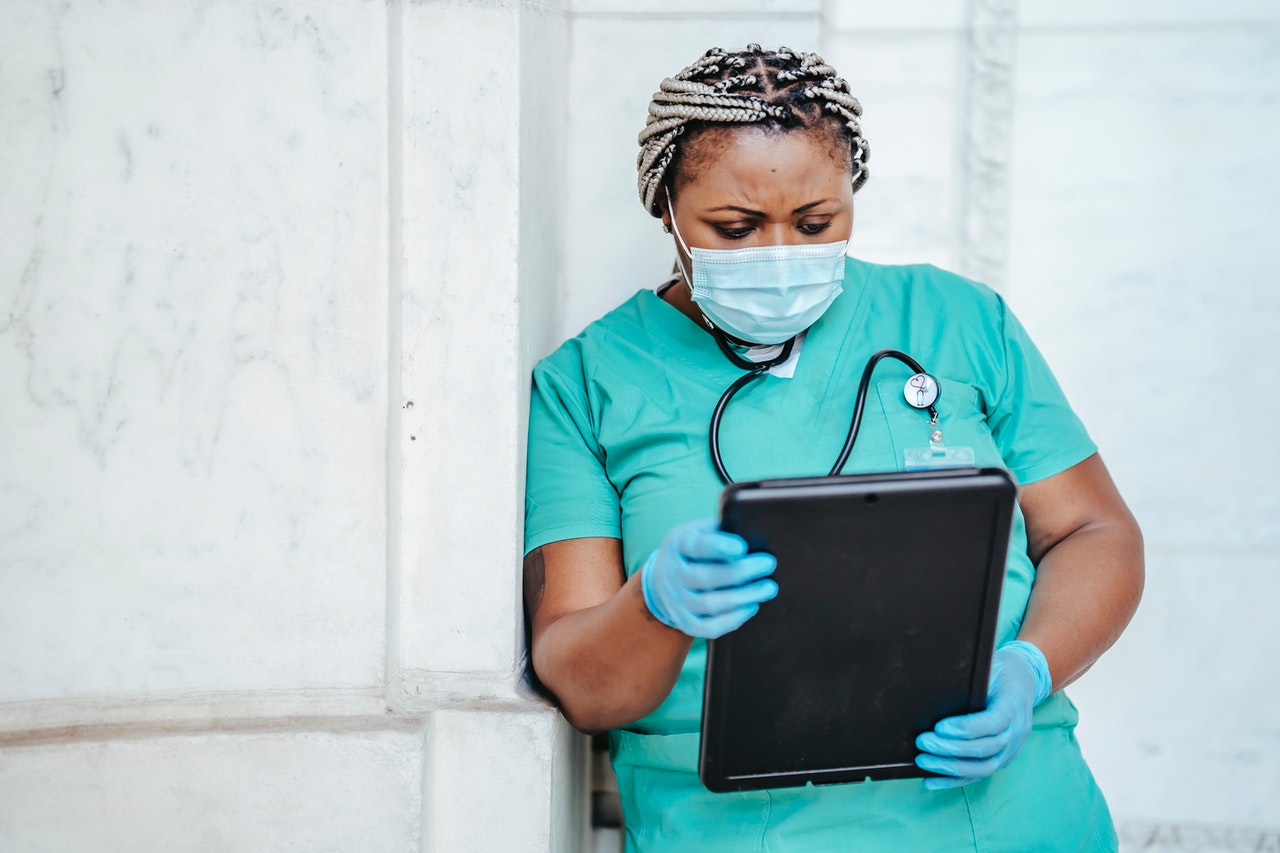 Mulher Com Camiseta Azul Com Gola Redonda Segurando Um Computador Tablet Preto