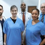 cindo profissionais da saúde, sendo 2 deles enfermeiras e 3 médicos