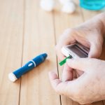 pessoa medindo a glicemia