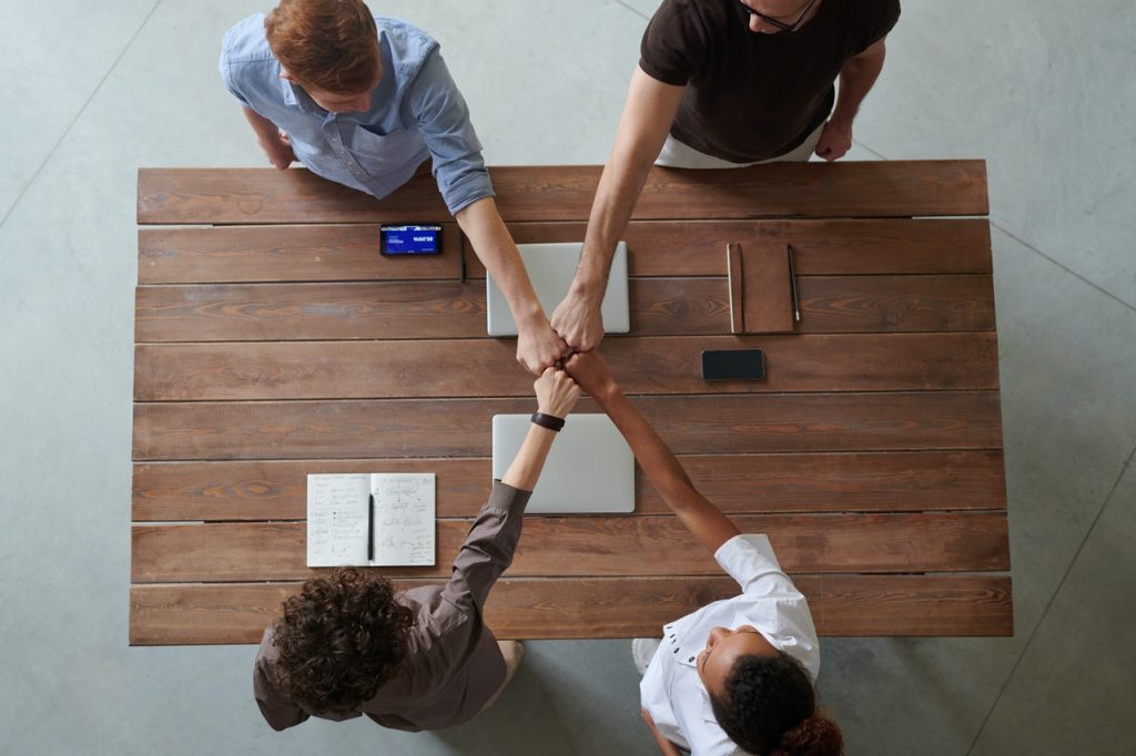 equipe unida para indicar aprendizagem contínua