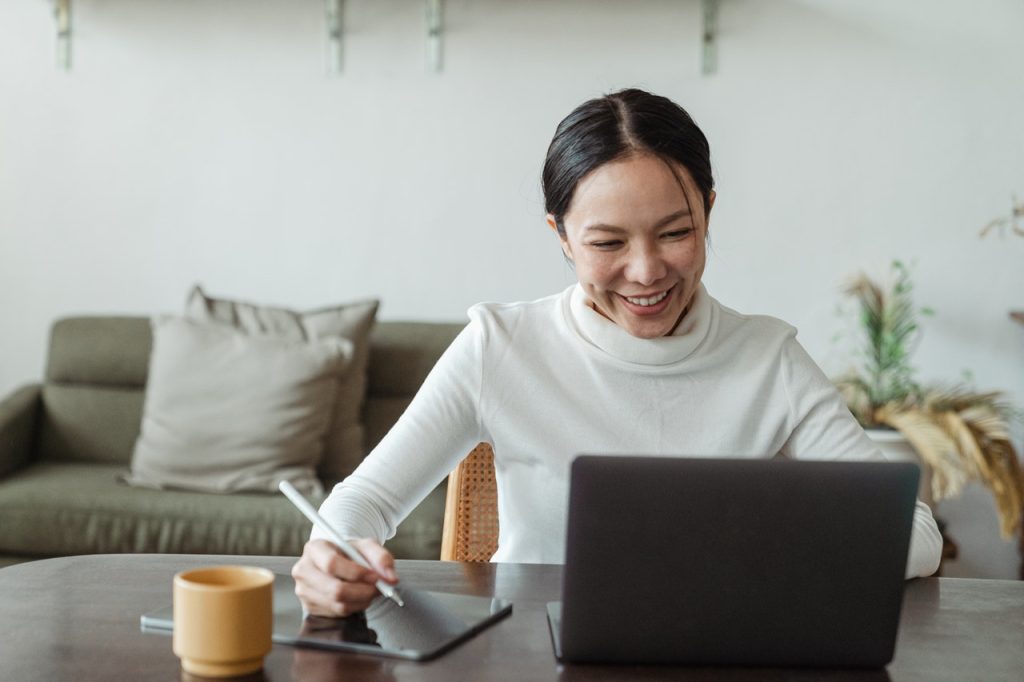 mulher feliz com bem-estar no trabalho