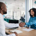 duas pessoas dando as mãos para simular como ser promovido