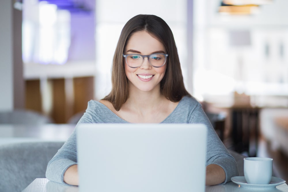 mulher com notebook para indicar texto sobre educação