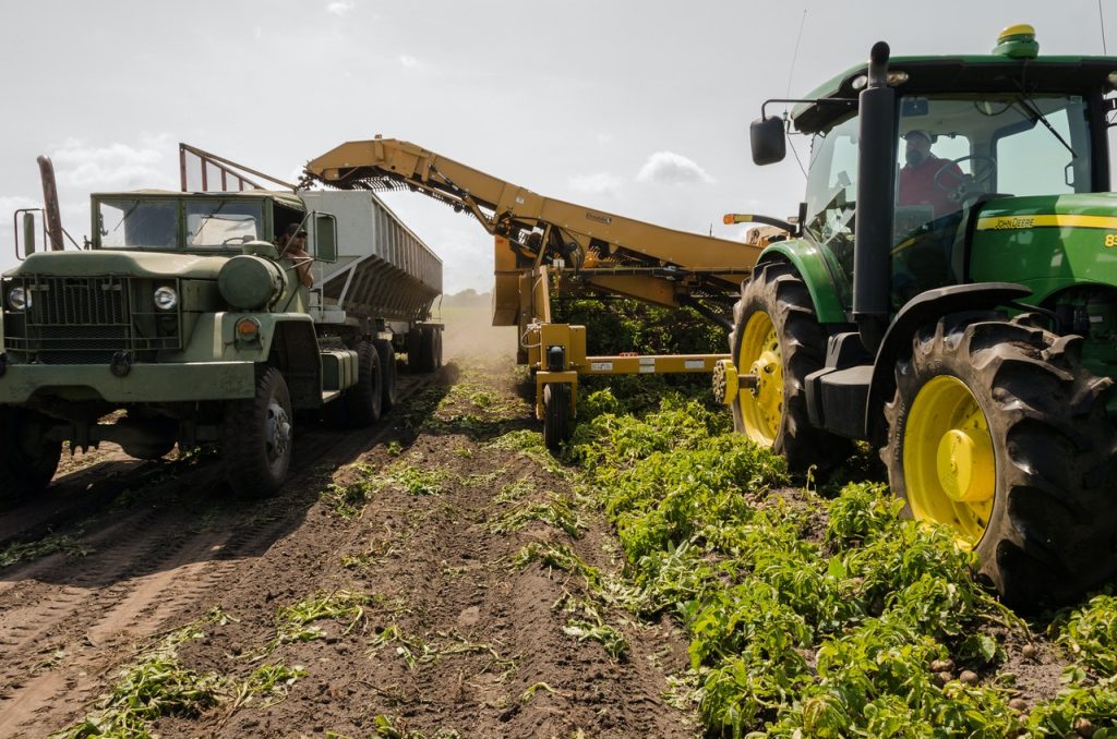 Imagem de trator no campo para indicar importância do MBA em agronegócios