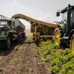 Imagem de trator no campo para indicar importância do MBA em agronegócios