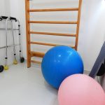 Espaço com equipamentos de fisioterapia para indicar pós-graduação em Fisioterapia