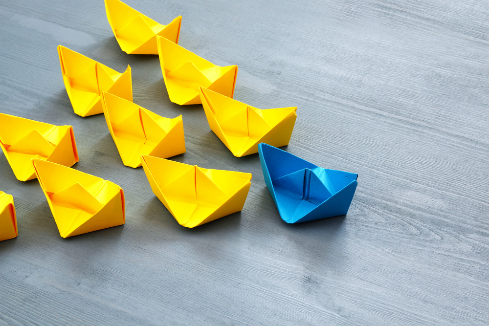Quais são as principais competências de um líder? 6 barcos seguindo para indicar principais competências de um líder
