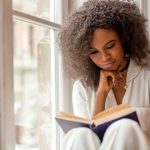 mulher lendo livro para simular leitura da obra O Monge e o Executivo