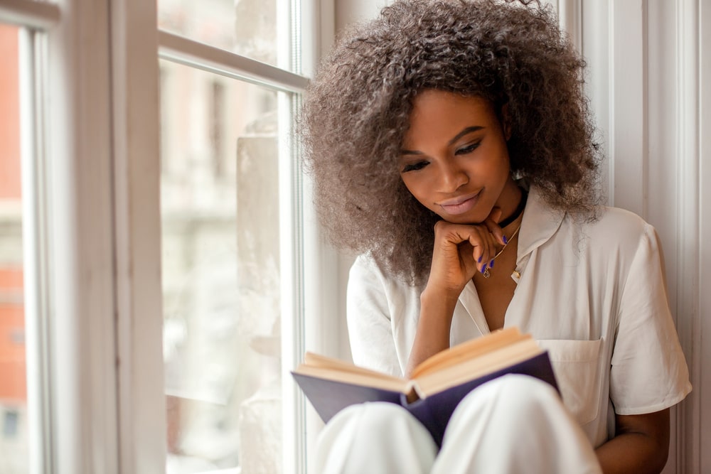 mulher lendo livro para simular leitura da obra O Monge e o Executivo