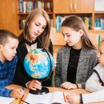 professora e aluno em sala de aula para ilustrar amor ao ensino