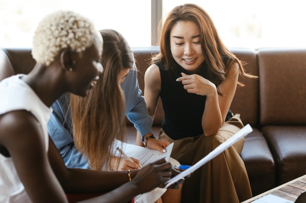 mulher reunidas para ilustrar texto com dicas de como falar bem