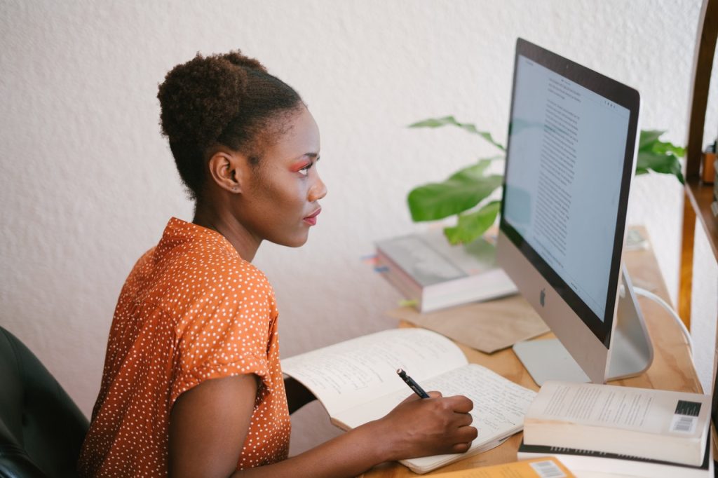 mulher estudando na frente do computador para ilustrar texto sobre desenvolvimento de novas habilidades