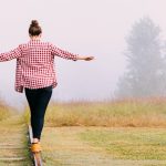 mulher de costas se equilibrando para indicar desenvolvimento pessoal