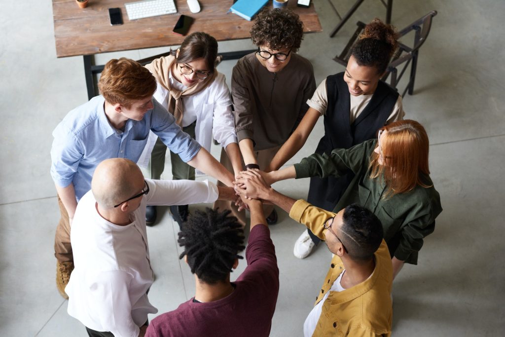 equipe unida em um escritório para indicar equipe de alta performance