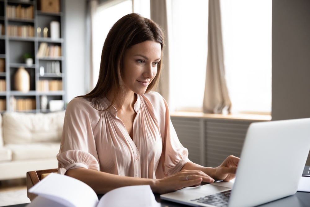 mulher digitando no notebook para ilustrar pauta sobre especialista