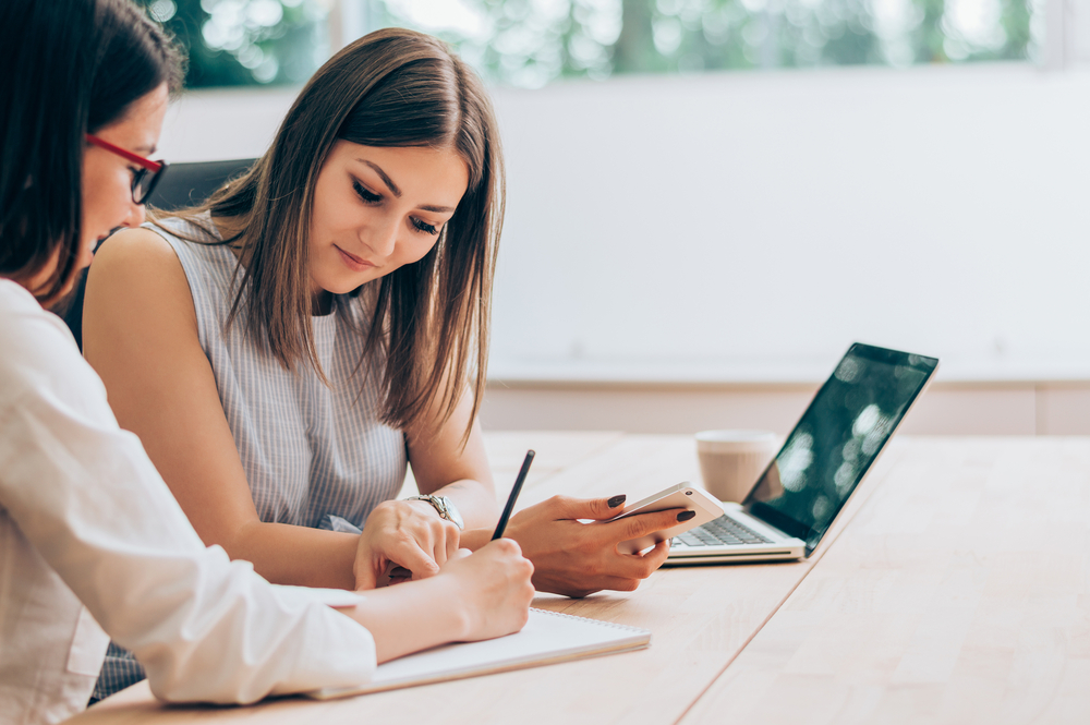 mulheres em reunião para ilustrar artigo sobre o que é coaching