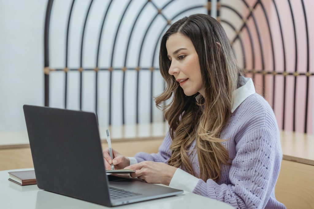 mulher no notebook para ilustrar texto sobre profissão freelancer