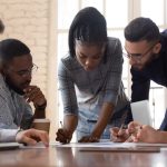 equipe reunida no trabalho para ilustrar texto de propriedade intelectual