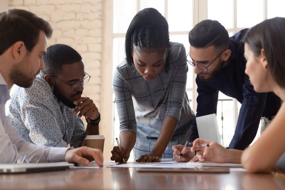 equipe reunida no trabalho para ilustrar texto de propriedade intelectual