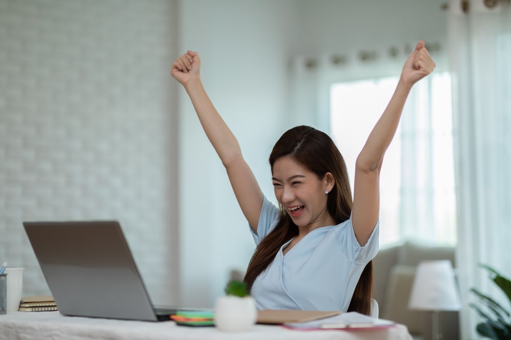 mulher feliz para ilustrar texto sobre salário emocional