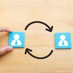 imagem com dois ícones de homens para ilustrar texto sobre trocar de emprego