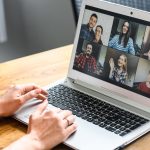 pessoa em videochamada para ilustrar texto sobre aplicativos para videoconferencia