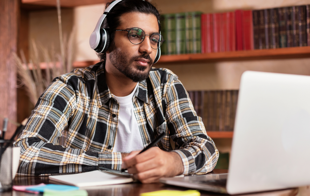 homem estudando no notebook para ilustrar texto sobre começar pós-graduação