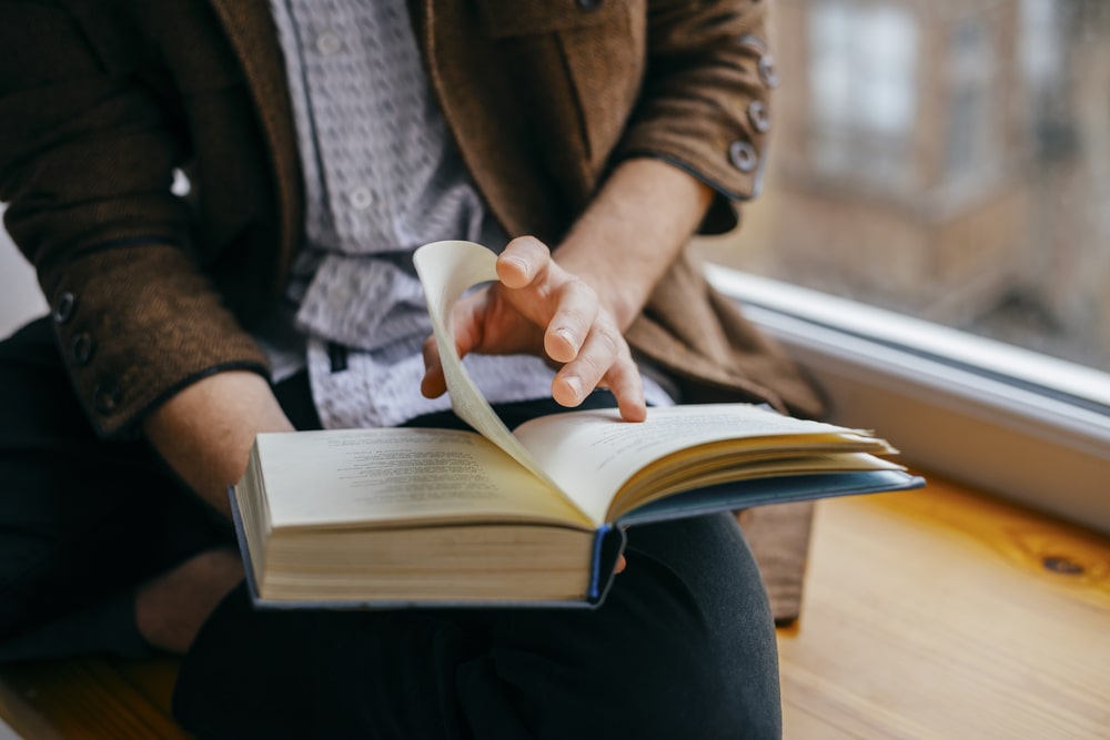 mulher lendo livro para desenvolver novas soft skills