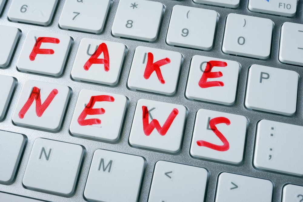 teclado com teclas cobertas com a expressão fake news