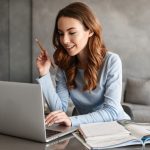 mulher com lápis na mão olhando para o notebook para ilustrar texto sobre pós-graduação