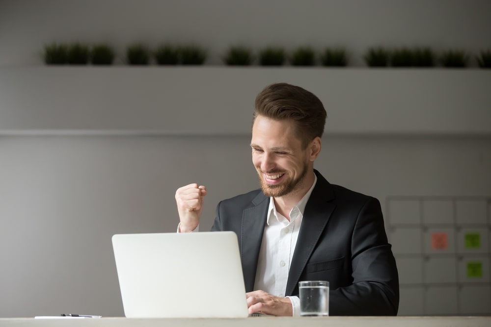 homem comemorando para ilustrar texto sobre pós-graduação no currículo