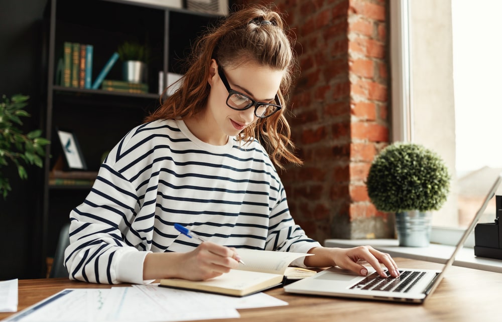 mulher estudando para ilustrar texto sobre quem pode fazer pós-graduação