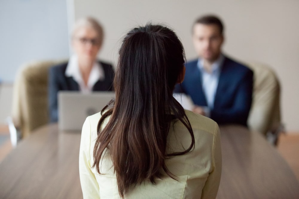 mulher em uma entrevista de emprego para ilustrar texto sobre aprendizados da pós-graduação