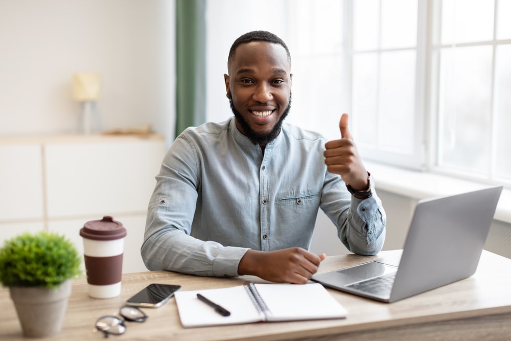 homem fazendo sinal de positivo para ilustrar texto sobre começar a empreender