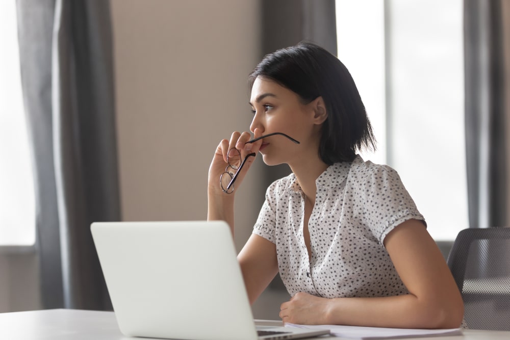 mulher com expressão de preocupação para ilustrar texto sobre oportunidade de de emprego