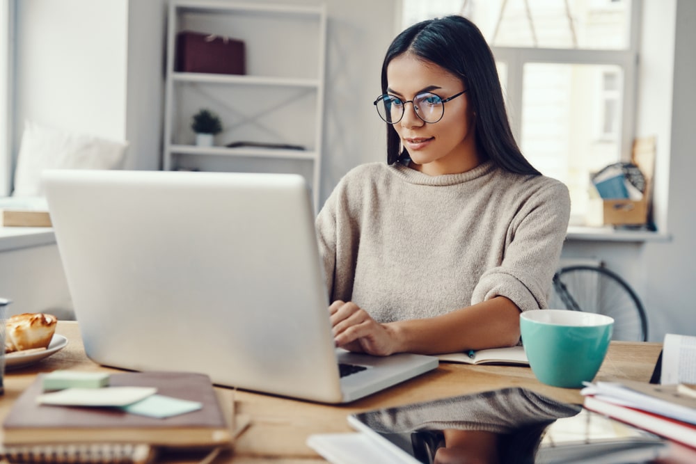 mulher no notebook para ilustrar texto sobre como voltar ao mercado de trabalho