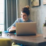 mulher estudando com notebook para ilustrar texto sobre cursos de pós-graduação