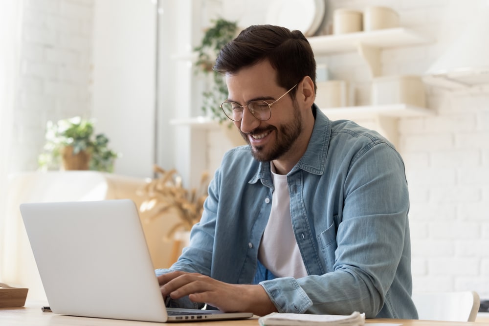 homem no notebook para ilustrar texto sobre novos cursos de pós-graduação