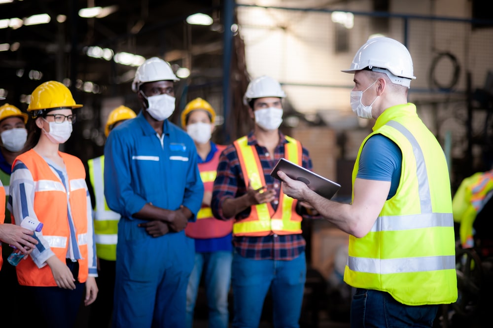 engenheiros com com capacete para ilustrar texto sobre engenharia de segurança do trabalho