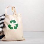 sacola com símbolo de reciclagem para ilustrar texto sobre estratégias sustentáveis