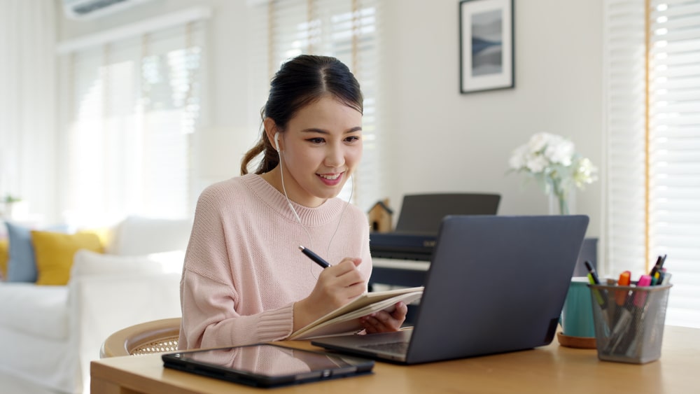 mulher no notebook estudando para ilustrar texto sobre disciplinas online