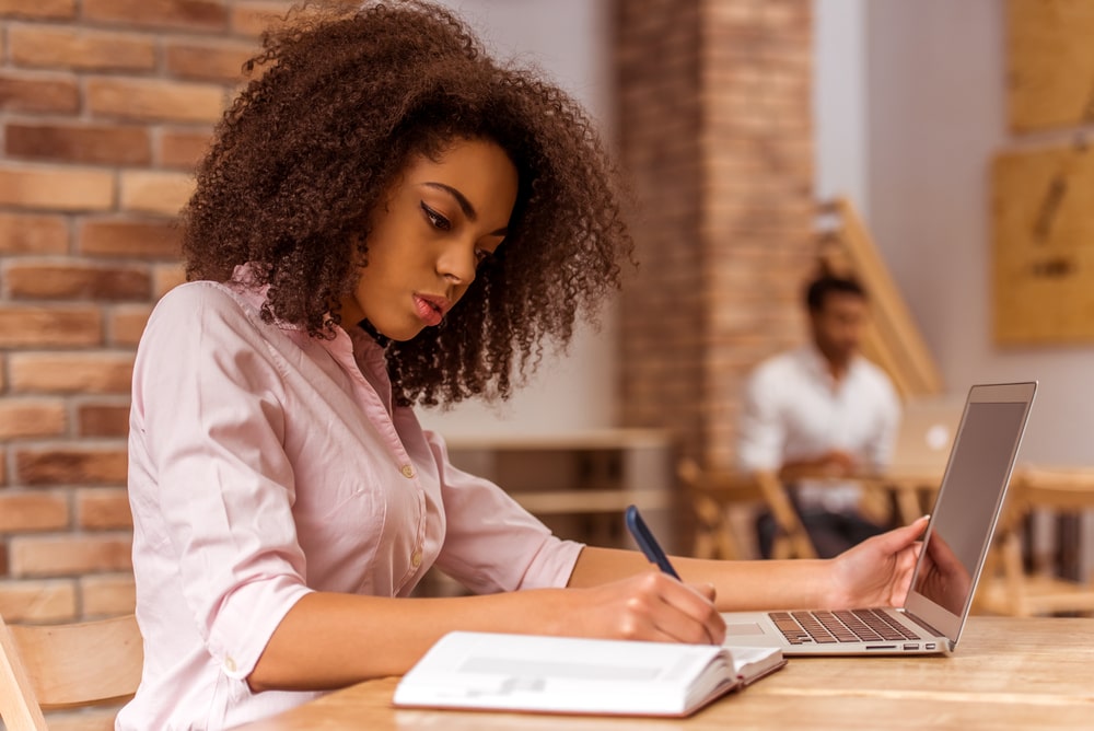 mulher estudando para ilustrar texto sobre habilidades da pós-graduação EAD