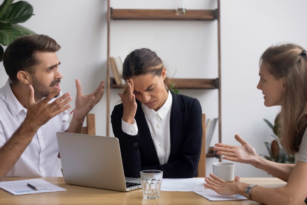 pessoas debatendo para ilustra texto sobre como resolver conflitos no ambiente de trabalho