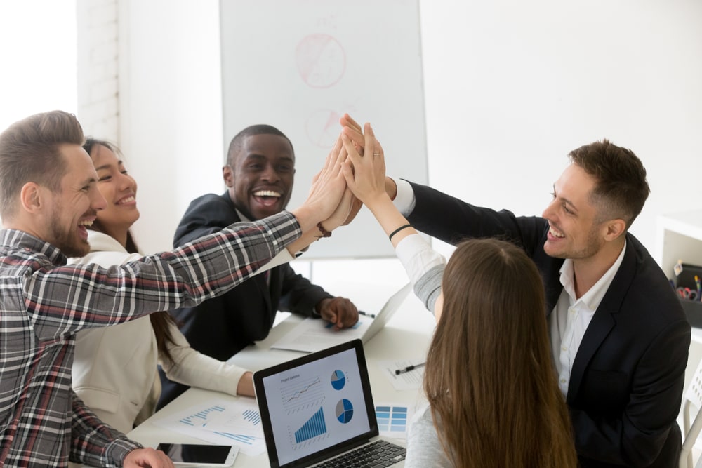 equipe de alta performance no trabalho batendo as mãos