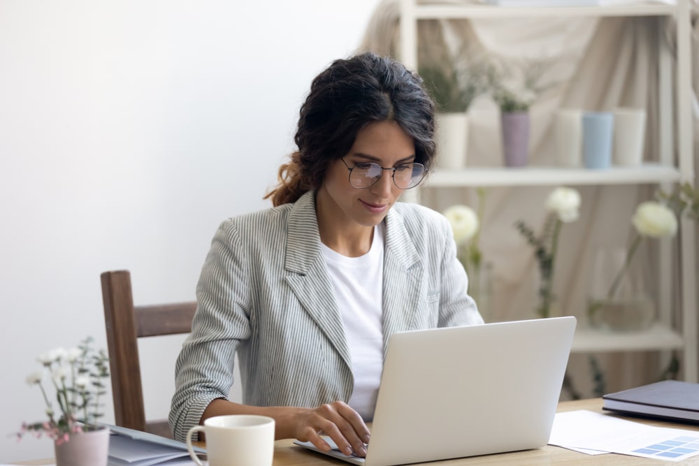 mulher com notebook para ilustrar texto sobre gerente de produtos digitais