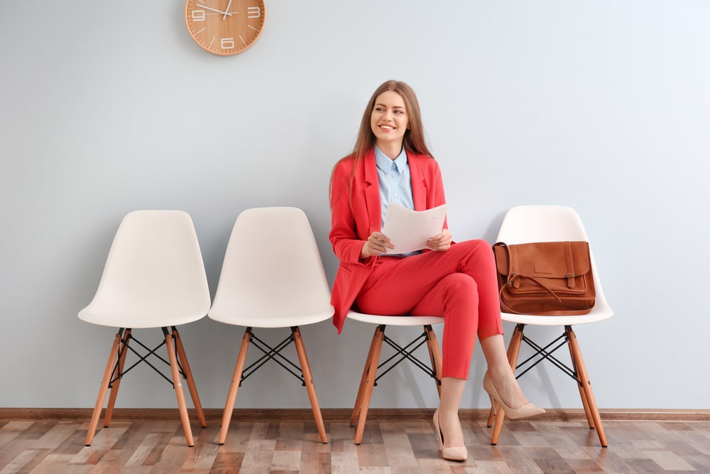 imagem de uma mulher esperando ser entrevistada para ilustrar o texto de como colocar no currículo o emprego atual