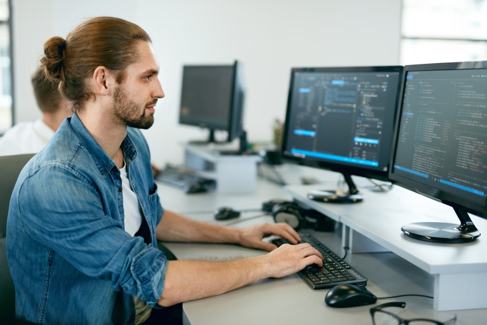 imagem de um homem no escritório para ilustrar o texto de especialização em tecnologia