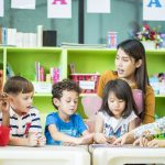 professora em sala de aula com crianças para ilustrar texto sobre ser especialista em Educação Infantll