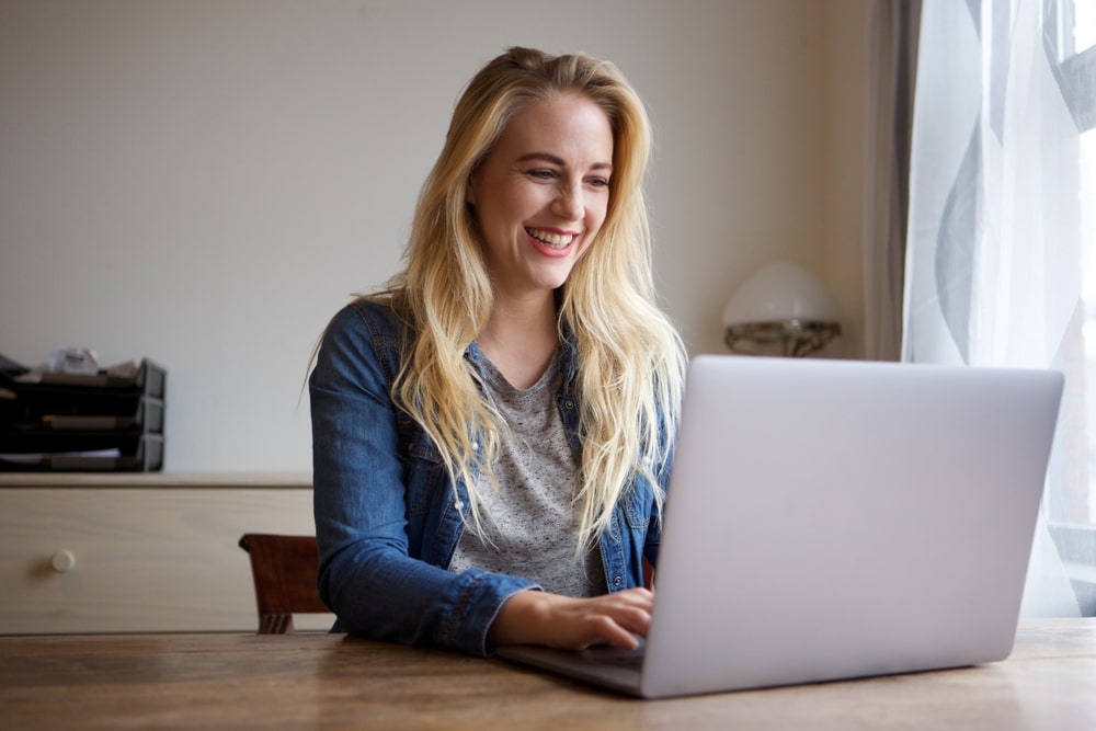 mulher com notebook para ilustrar texto sobre estudar com tranquilidade